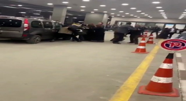 Hastane acilinde bıçaklı kavga kamerada