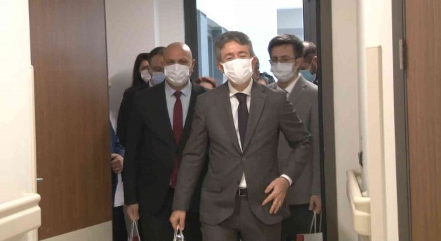 Hastane odasında üniversite sınavına hazırlanan genç kıza bakanlıktan tam destek