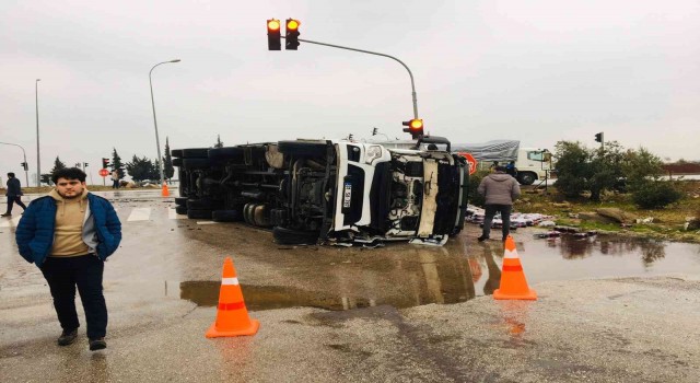 Hatayda öğrenci servisi ile tır çarpıştı: 6 yaralı