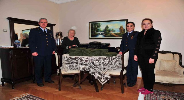 Hatice teyzeden Mehmetçiğe 150 bere ve boyunluk