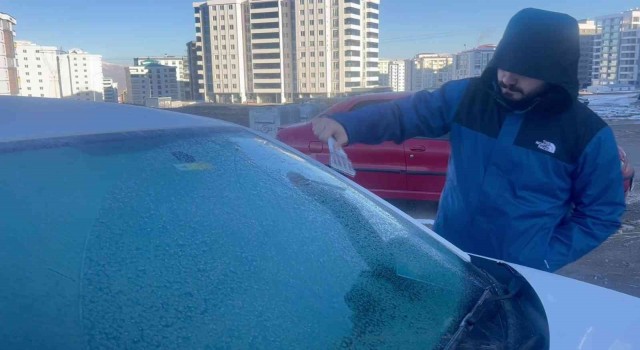Hava sıcaklığının eksi 11e düştüğü Erzurumda her yer buz tuttu