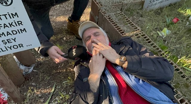 Hayattayken mezarını yaptı, her gün gidip üzerinde yatıyor
