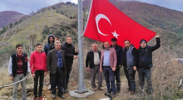 Haydarlı Mahallesinde 2 metrelik Türk Bayrağı