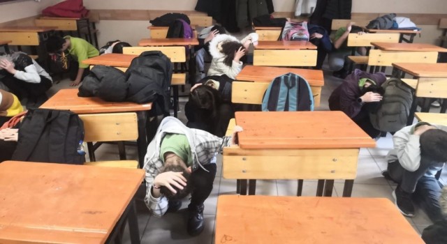Hisarcık Şehitler Ortaokulunda deprem tahliye tatbikatı