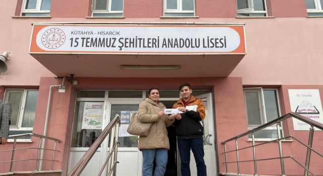 Hisarcıkta üniversiteye hazırlanan öğrenciye akademik başarı ödülü