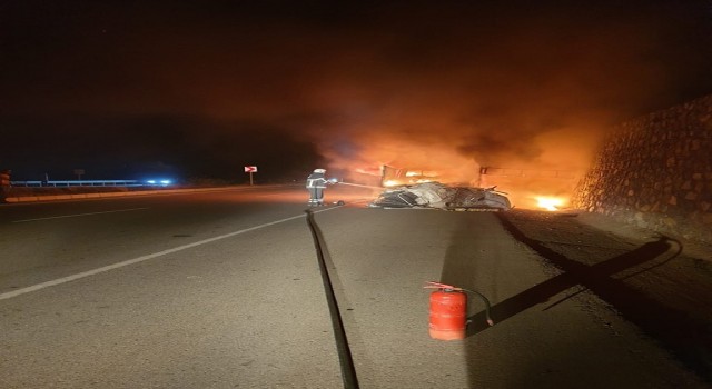 Hurda yüklü kamyonet, çıkan yangında hurdaya döndü