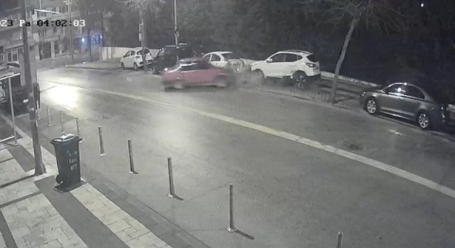Hurdaya dönen araçlarını kaza bölgesinden ittirerek kaçtılar