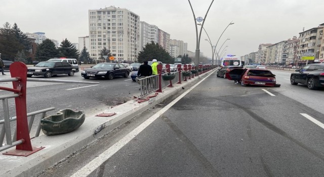 Hurdaya dönen araçtan burunları bile kanamadan çıktılar