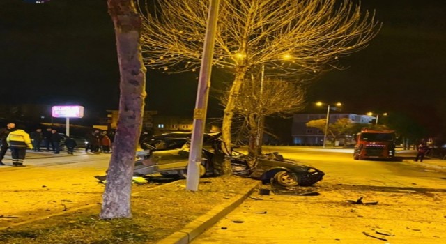 Hurdaya dönen otomobilden sağ çıktı
