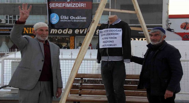 İdam sehpasını kurup Erzincanın meydanında maketi astılar