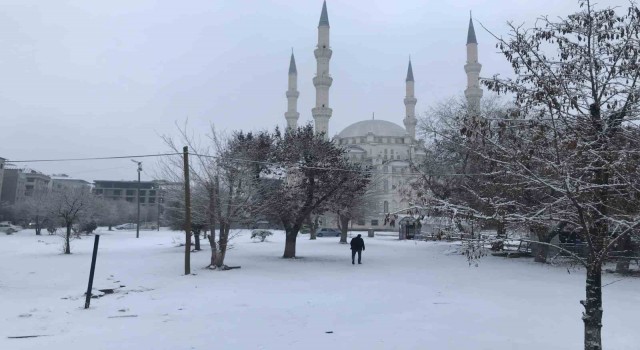 Iğdır güne beyaz örtü ile uyandı