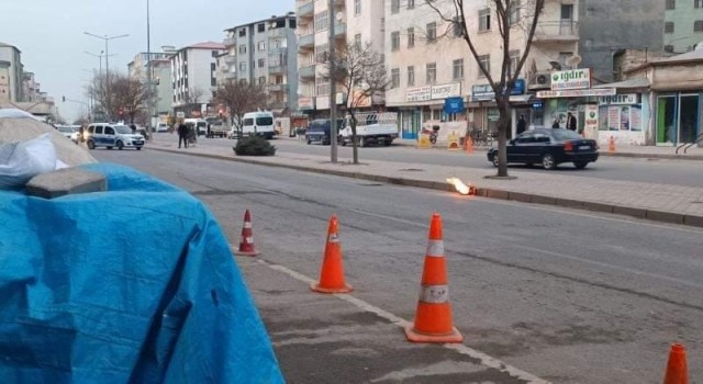 Iğdırda akıl al almaz olay: Alev alan tüpü yolun ortasına attı