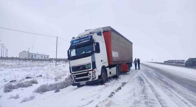 Iğdırda kar yağışı kazayı da beraberinde getirdi