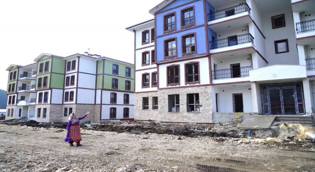 İlçede inşa edilen TOKİ konutları, 600 yıllık coğrafi işaretli yöresel kıyafetlerin renkleriyle boyandı