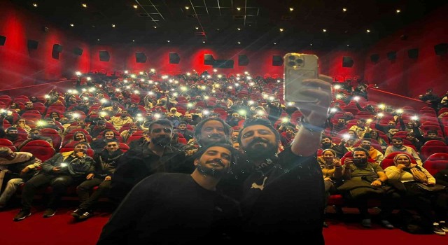 İllegal Hayatlar filmi oyuncuları Ceylan AVMde seyirciyle buluştu