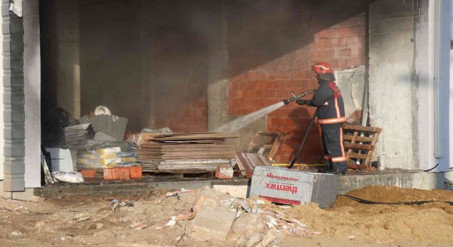 İnşaatta çıkan yangın panik oluşturdu