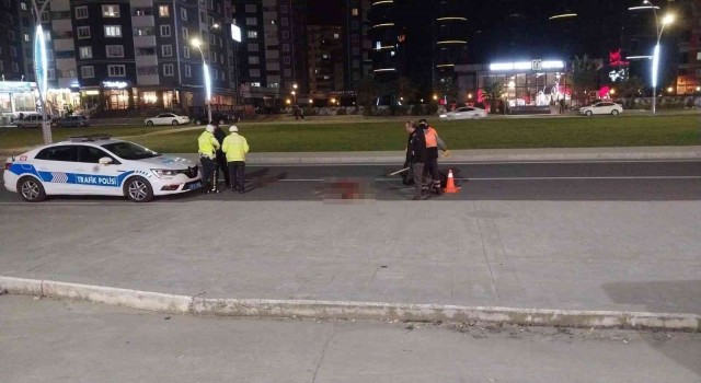 İş çıkışı yolun karşısına geçmeye çalışan genç kız hayatını kaybetti