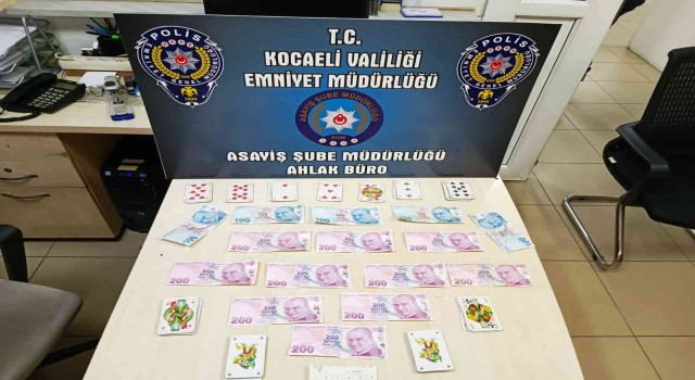 İş yerinde kumar oynarken yakalandılar