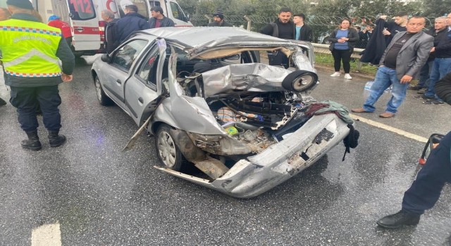Işıklı kavşakta kamyon ile otomobil çarpıştı: 1i ağır 3 yaralı