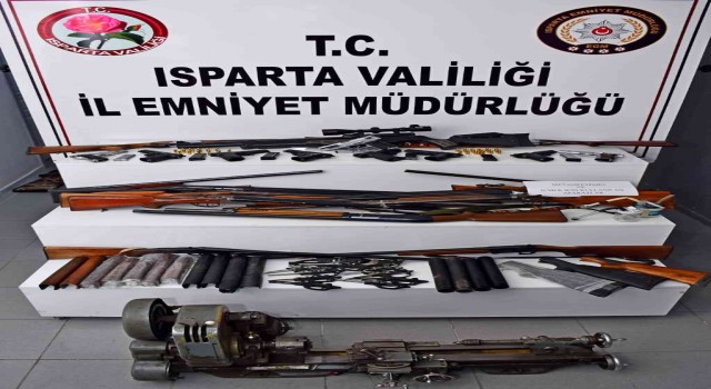 Ispartada eş zamanlı kaçak silah operasyonu