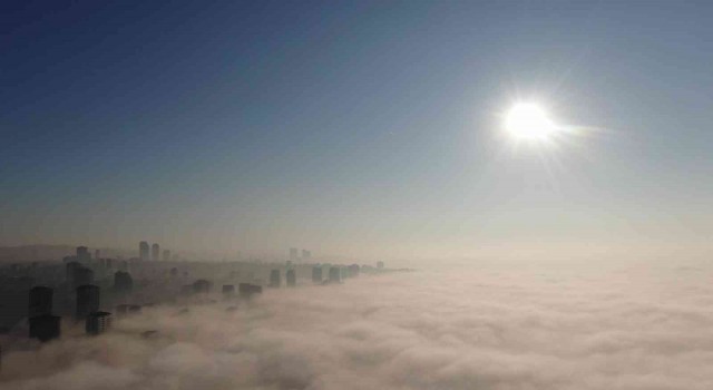 İstanbul Anadolu Yakasında sisin gölgesinde güneş manzarası görenleri mest etti