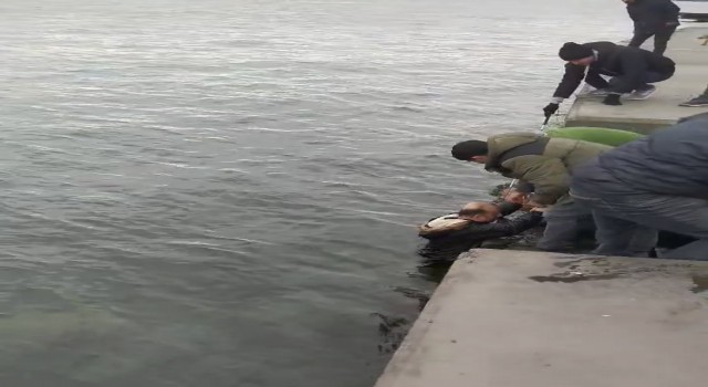 İstanbul Boğazında görme engelli çift denize düştü: Vatandaşlar çığlıklara koşup kurtardı