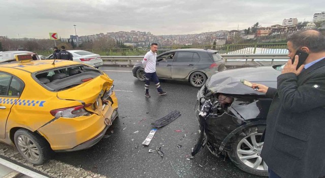 İstanbulda 5 araçlı zincirleme kaza: Libyalı kadın sürücü şok yaşadı