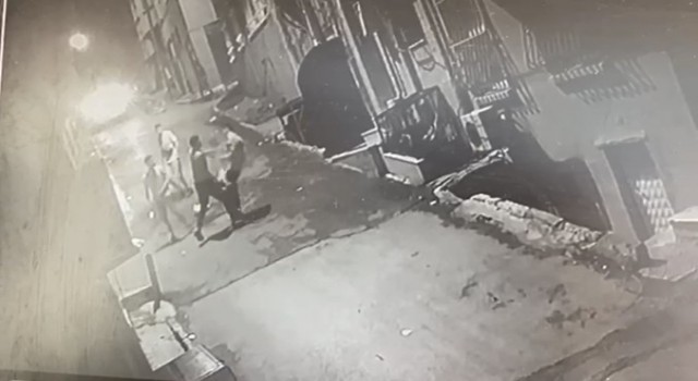 İstanbulda dehşet anları kamerada: Tek yumrukla komalık edip telefonunu gasp etti