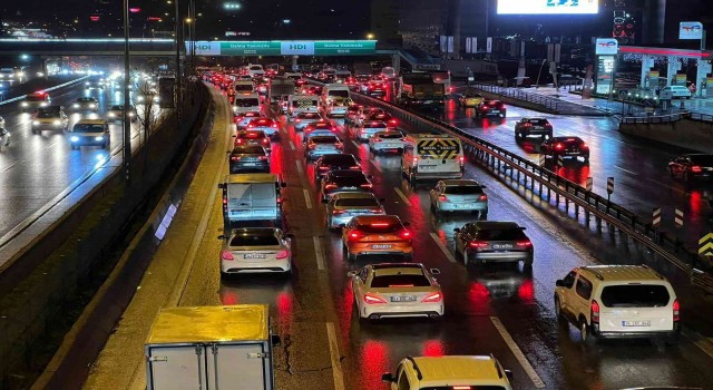 İstanbulda haftanın son iş gününde trafik yoğunluğu yaşandı