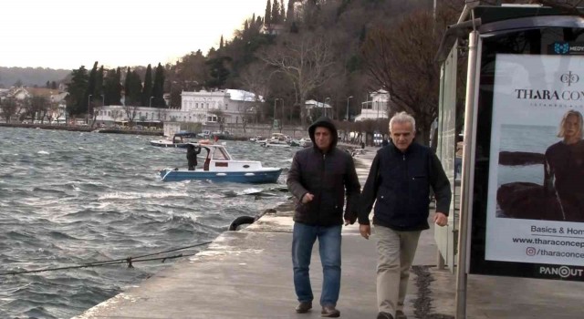 İstanbulda lodos etkili oldu, vatandaşlar yürümekte güçlük çekti