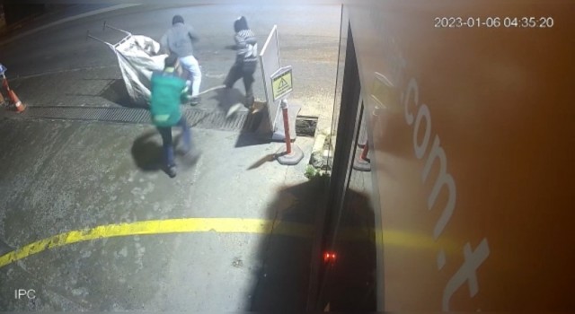 İstanbulda mazgal hırsızlarına sopalı müdahale kamerada: Neye uğradığını şaşırdılar