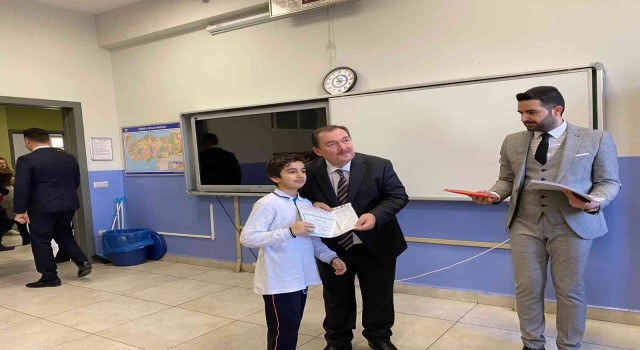 İstanbulda öğrencilerin karne heyecanı
