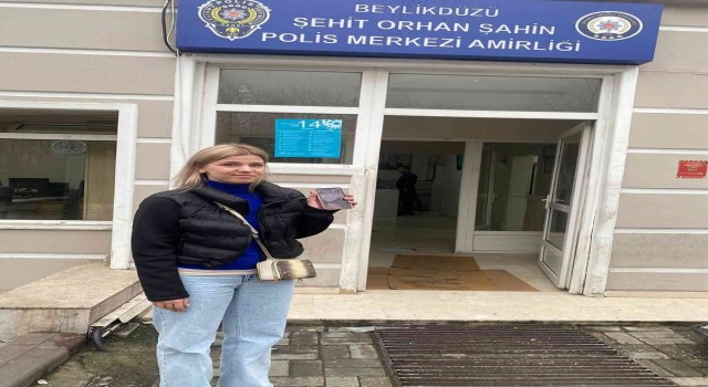 İstanbulda Rus turist taksicinin 100 dolar istediği telefonuna kavuştu