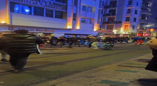 İstanbulda tekme, yumruk, sopa ve fırçalı kavgalar kamerada