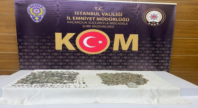 İstanbulda yolcu otobüsünde 2 bin 154 tarihi eser ele geçirildi