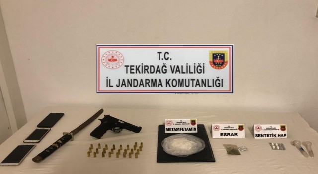İstanbuldan araçla uyuşturucu getiren 2 kişi yakalandı
