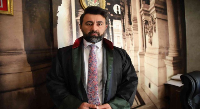 İsveçte Kuran-ı Kerim yakan siyasetçiye Türk avukattan suç duyurusu