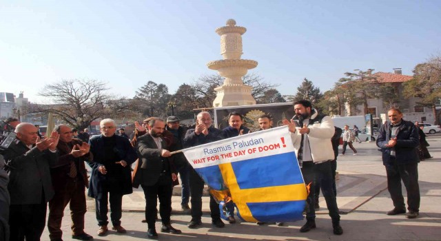 İsveçte Kuran-ı Kerimin yakılmasını Erzincanlı gençler İsveç bayrağını yakarak protesto etti