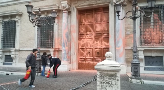 İtalyada iklim aktivistlerinden Senato binasına boyalı saldırı: 5 gözaltı