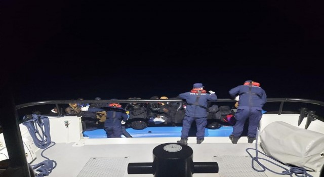 İzmir açıklarında 118 düzensiz göçmen kurtarıldı