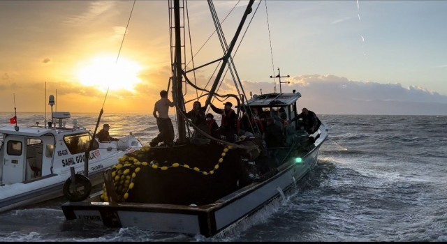 İzmir Körfezinde kaçak avcı operasyonu: Balıkçı teknesi kaçtı, ekipler kovaladı
