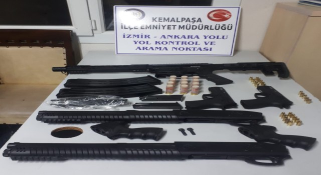 İzmirde bir araçtan 5 adet ruhsatsız silah ele geçirildi: 2 gözaltı