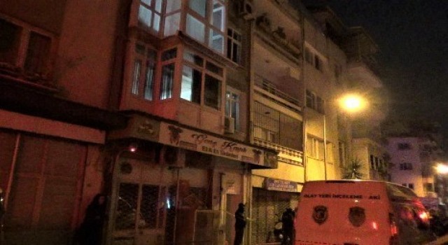 İzmirde cinayet: Tartıştığı kişiyi boğazından bıçaklayarak öldürdü