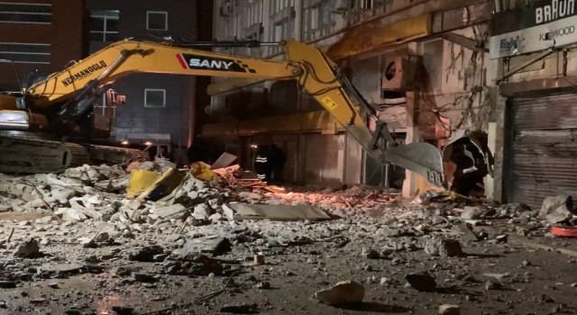 İzmirde çöken eski İl Emniyet Müdürlüğü binasının enkazı temizleniyor