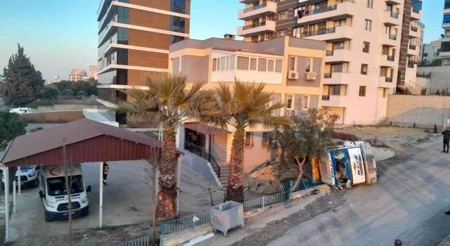 İzmirde faciadan dönüldü: Freni boşalan kamyon 112 binasının duvarını yıktı