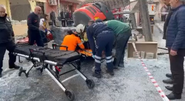 İzmirde faciadan dönüldü: Yıkım sırasında iş makinesi 3. kattan düştü