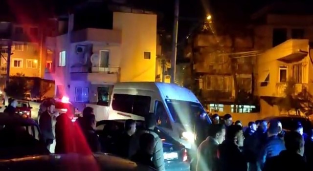 İzmirde iki husumetli grubun bıçaklı silahlı kavgasında kan aktı: 2 ölü