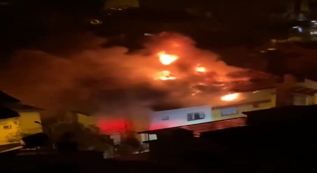 İzmirde korku dolu anlar: 2 katlı binanın çatısına yıldırım düştü