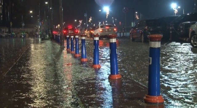 İzmirde sağanak yağış etkili oldu