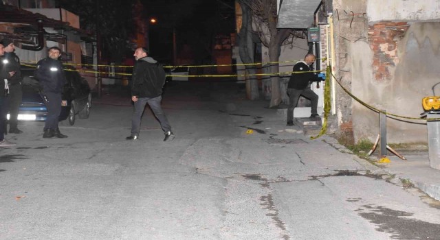 İzmirde silahlı saldırıya uğrayan genç ağır yaralandı